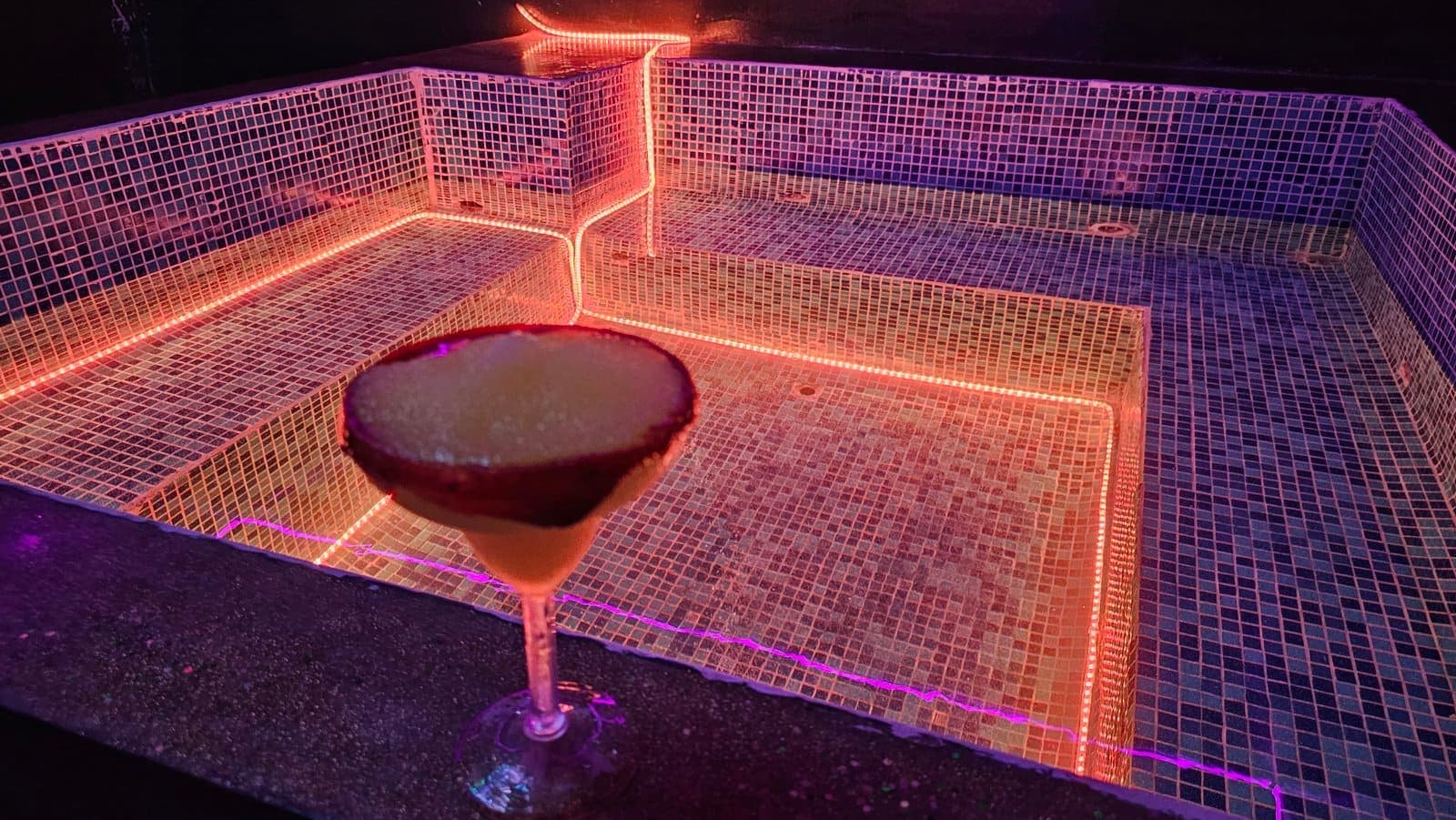 El Baño de Poseidón — jacuzzi con cromoterapia violeta