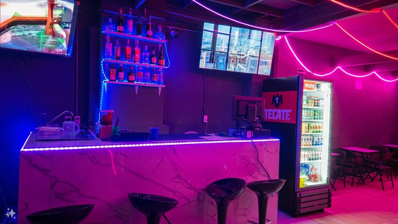 Néctar Bar — barra de mármol oscuro con reflejos de neón