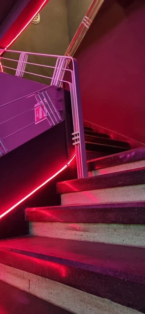 Detalle arquitectónico del club con acabados premium